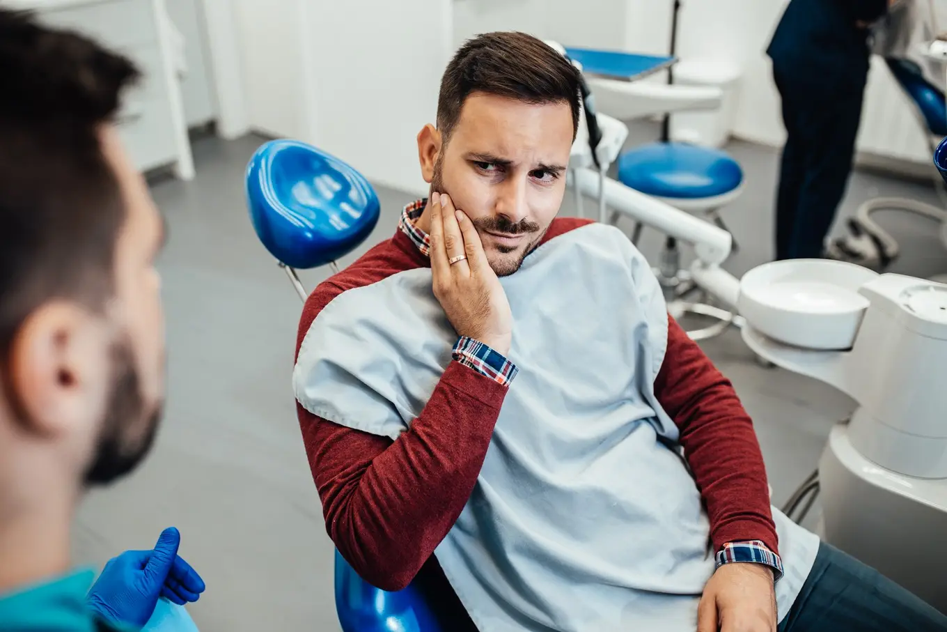mężczyzna z bólem zęba