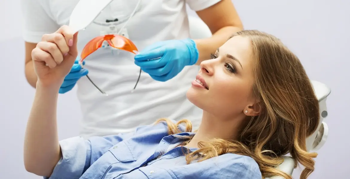 kobieta trzyma lusterko w dłoni